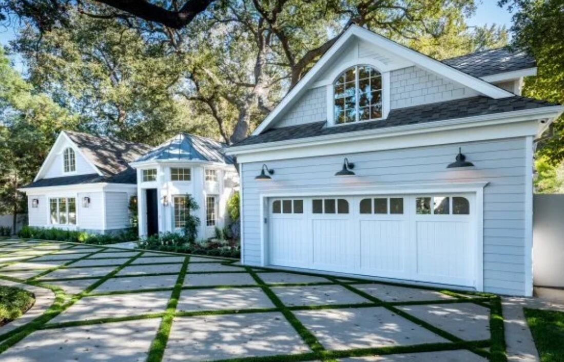 garage door repair service in Miami Gardens, FL.