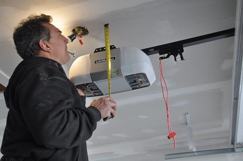 Professional garage door automatic opener repair and installation in Aventura